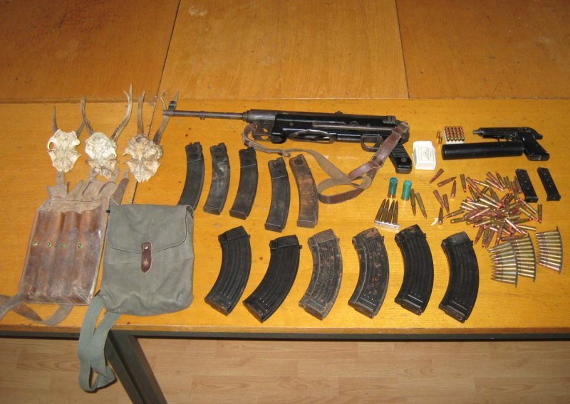 Kod vlasnika ilegalnog otpada pronađen arsenal oružja