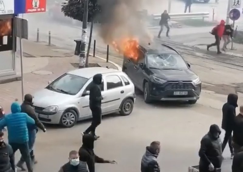 [VIDEO] Neredi u Kosovskoj Mitrovici: Krenula akcija protiv švercera, pa Srbi izašli na ulice. Ranjeni muškarac bori se za život, kamenovana policija uzvratila šok-bombama