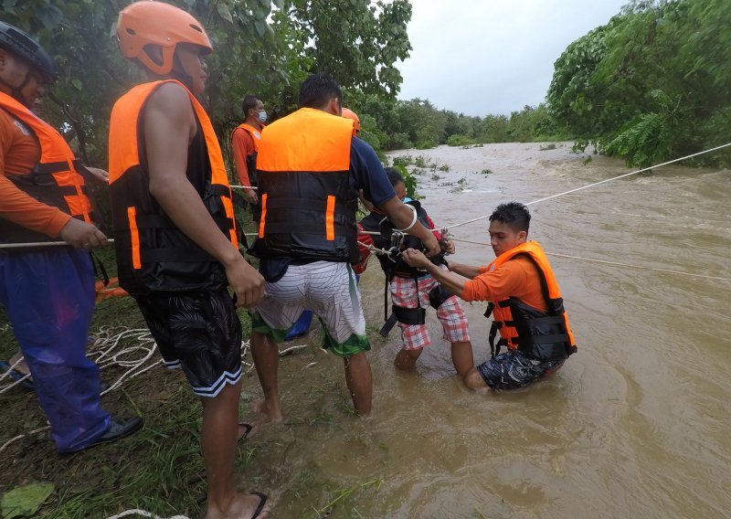 Tajfun na Filipinima usmrtio 30 ljudi, najviše stradalih u poplavama