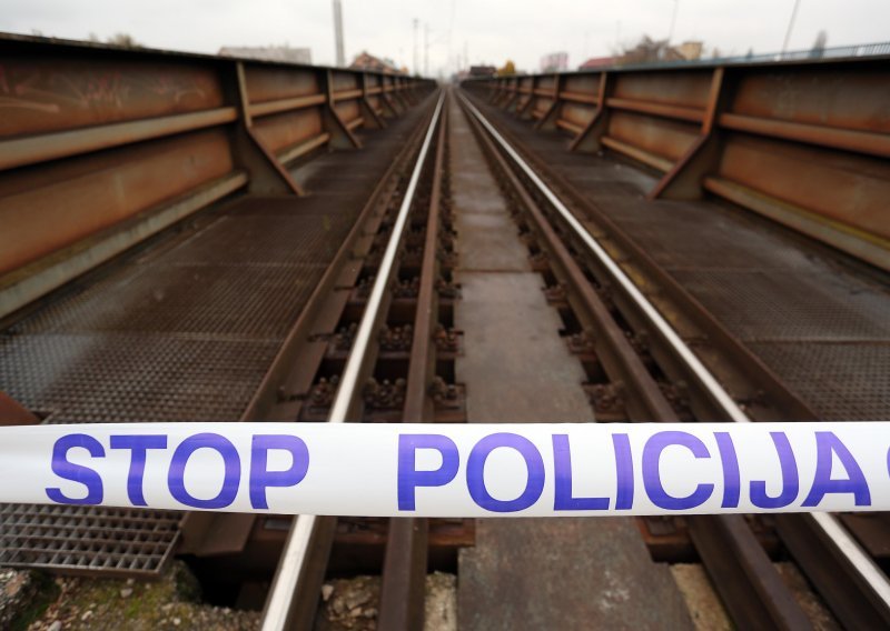 U naletu vlaka na željezničkom mostu u Karlovcu poginula 22-godišnjakinja