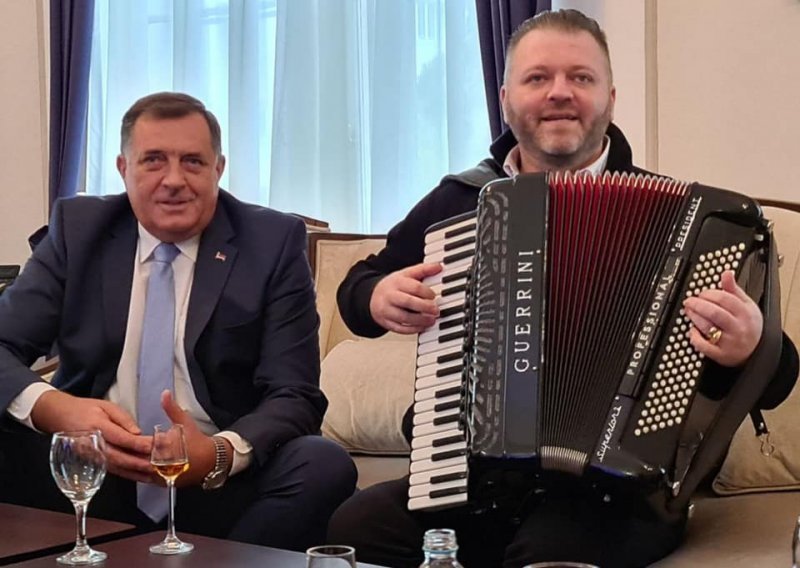 [VIDEO/FOTO] Dodik u Predsjedništvo BiH doveo harmonikaša s kojim je uoči sjednice pio i pjevao: 'Srpkinja je mene majka rodila'