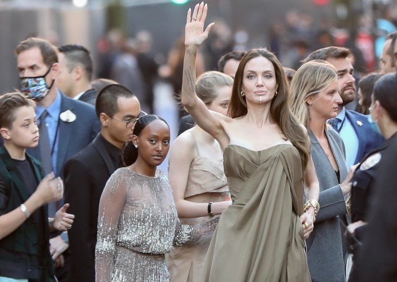 Ušetala u mamin ormar: Svojim modnim odabirom kći Angeline Jolie prisjetila se nekih sretnijih dana