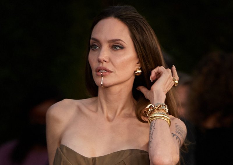 Angelina Jolie nije mogla proći nezamijećeno: Svi pogledi zbog jednog su detalja bili usmjereni na njezine usne i bradu