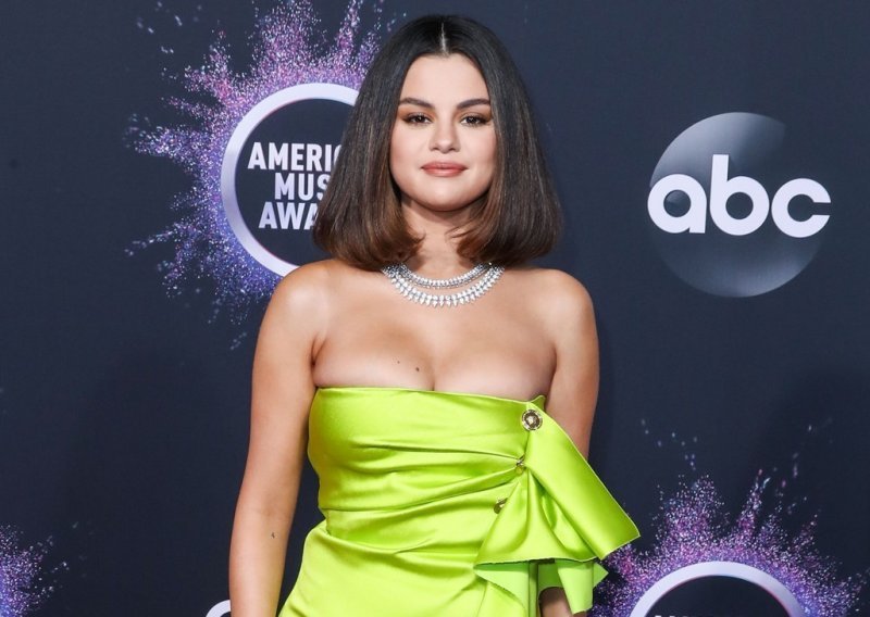 Ni ona nije odoljela najpoželjnijoj frizuri sezone: Selena Gomez skratila je duge uvojke i oduševila novim izgledom