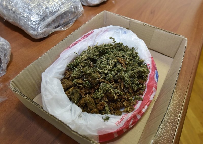 Policija u Omišu kod muškarca pronašla gotovo pola kilograma marihuane, amfetamine i kokain