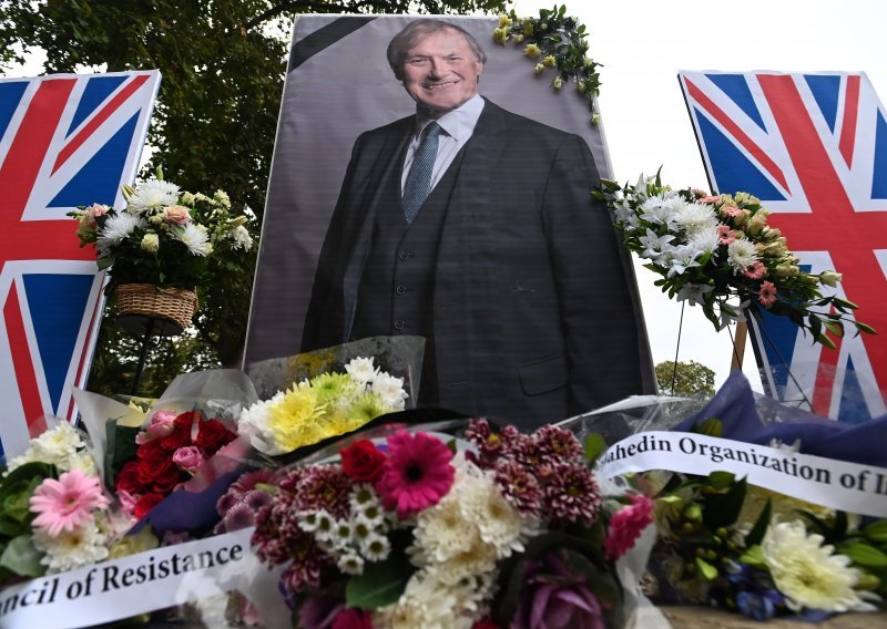 Ubojica britanskog  parlamentarnog zastupnika optužen za ubojstvo i terorizam, ali motiv napada ostaje nepoznat
