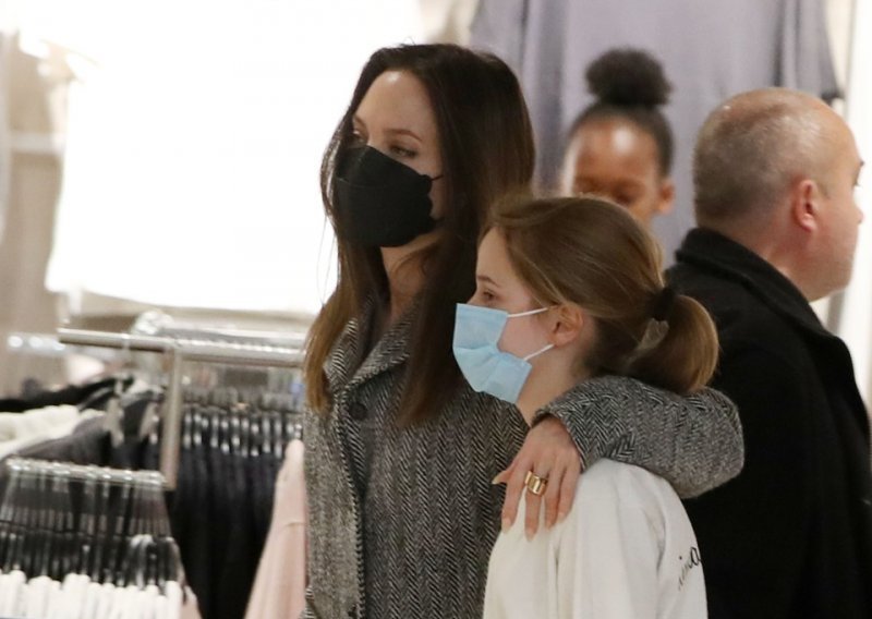 Nisu odoljele povoljnim krpicama: Angelina Jolie s najmlađom kćeri šopingirala u londonskom H&M-u