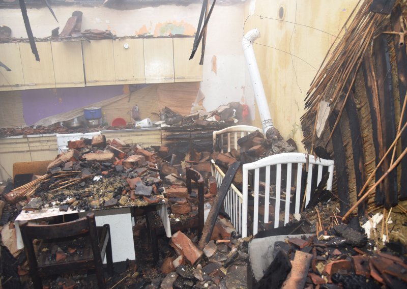 [FOTO] U Klokočevcima kod Našica osmeročlana obitelj u požaru ostala bez krova nad glavom