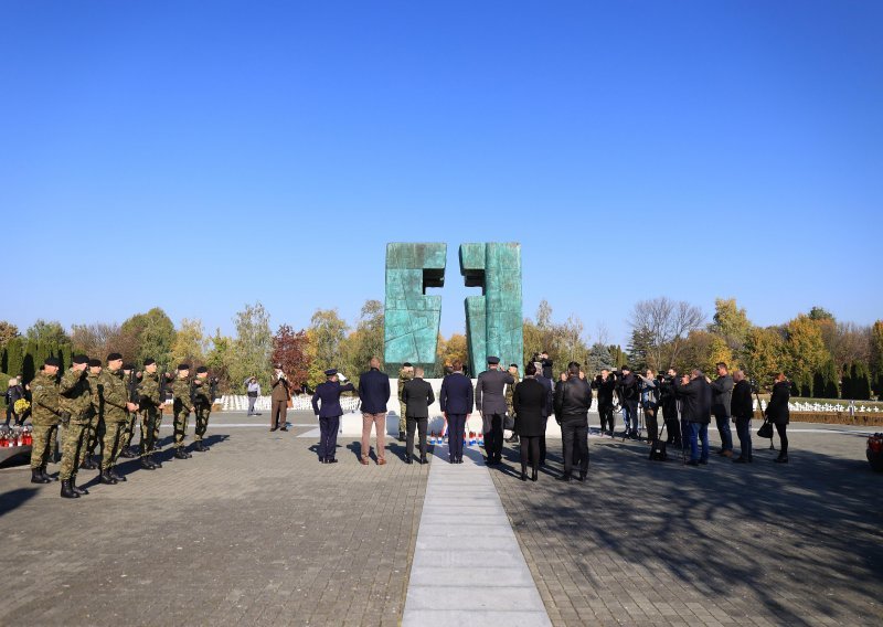 Banožić na Memorijalnom groblju u Vukovaru položio vijenac i zapalio svijeće za poginule branitelje