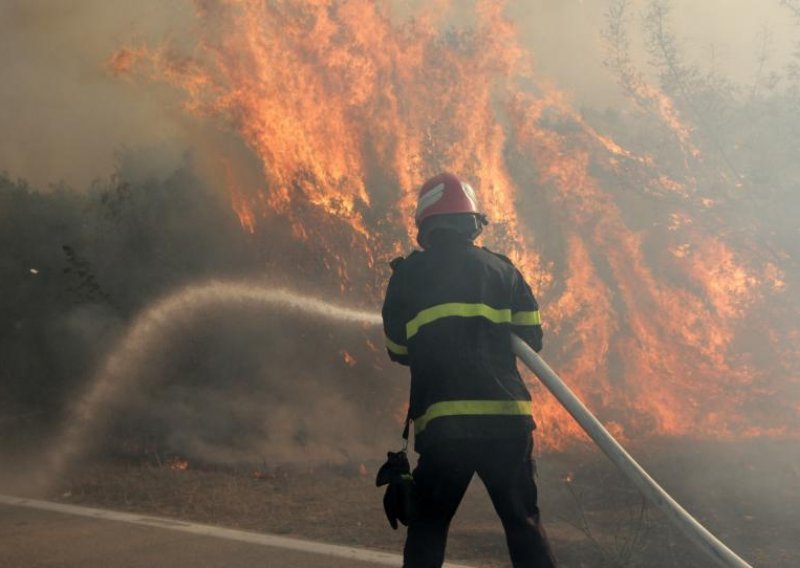 Split airport reopens to traffic after hour-long closure due to wildfire