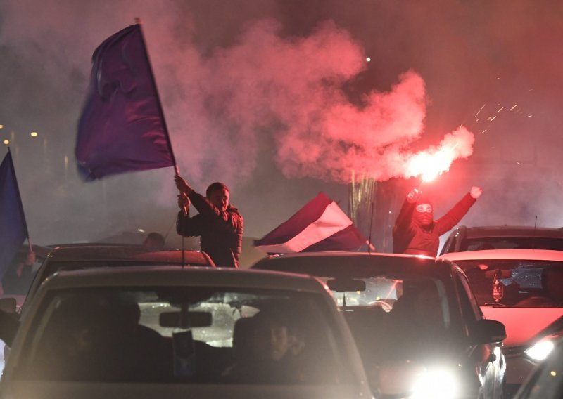 [VIDEO/FOTO] Bad Blue Boysi večer proveli na zagrebačkim ulicama slaveći rođendan uz pjesme, bakljadu i vatromet