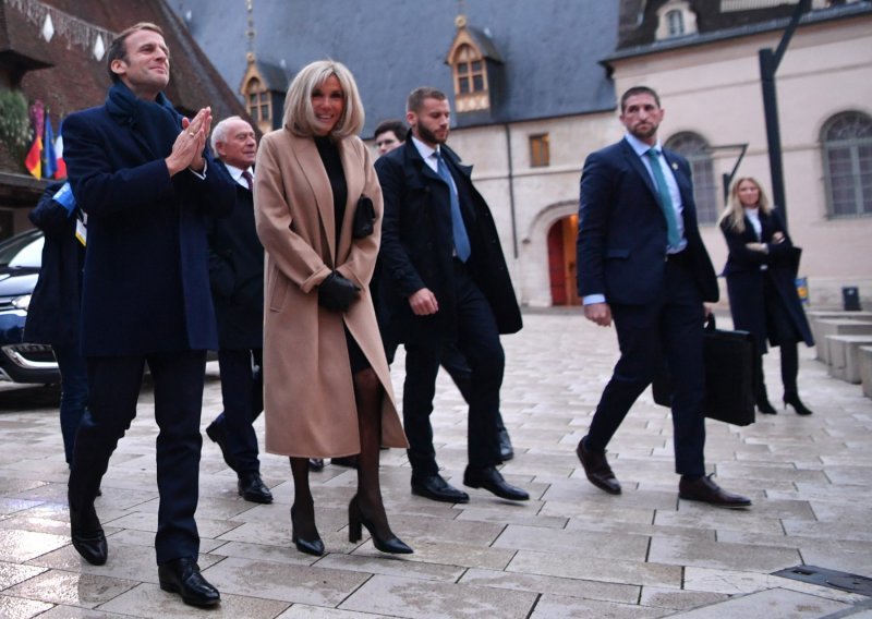 Klasik u boji devine dlake: Brigitte Macron odlično pristaje komad koji ove sezone obožavaju trendseterice
