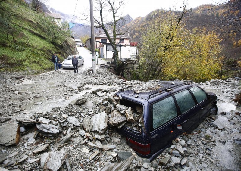 [FOTO/VIDEO] BiH pliva: Zatrpani automobili kod Jablanice, evakuacija kod Konjica, problemi i u Buni