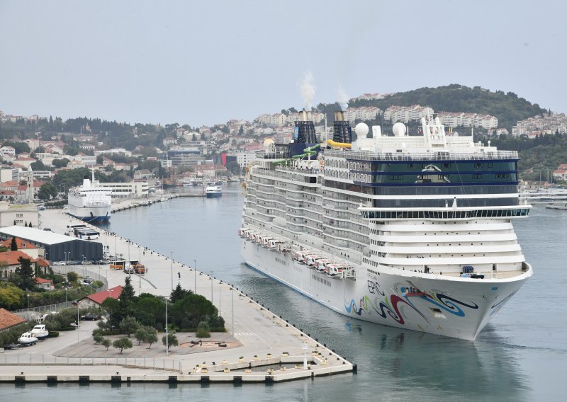 [FOTO] U Dubrovnik uplovio najveći brod ikad, pogledajte Norwegian Epic, luksuznu grdosiju dugačku 329 metara