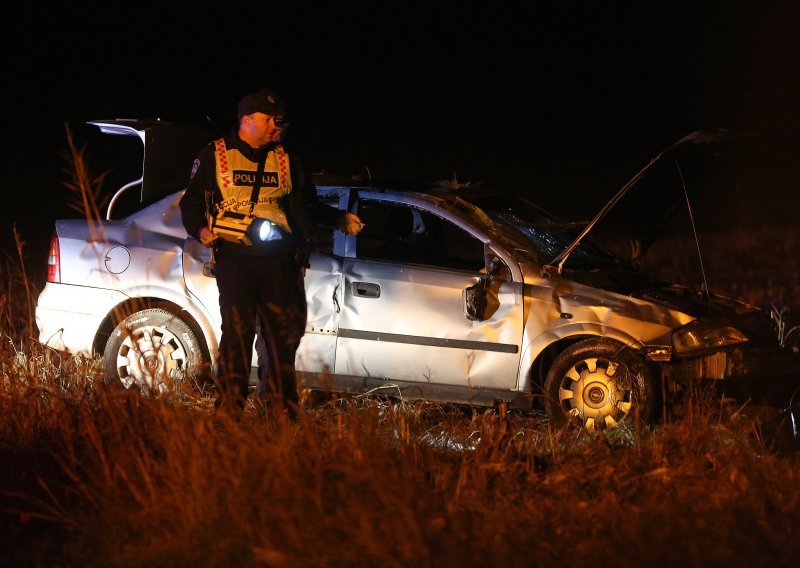 [FOTO] Tragedija u prigradskom zagrebačkom naselju: Opelom izletio s ceste i na mjestu poginuo