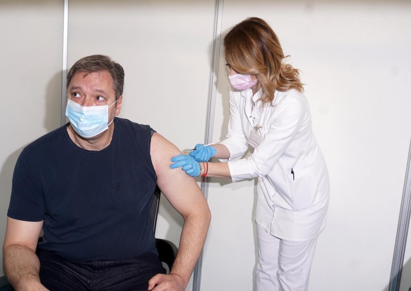 Vučić primio treću dozu cjepiva i priznao pogreške države u liječenju necijepljenih