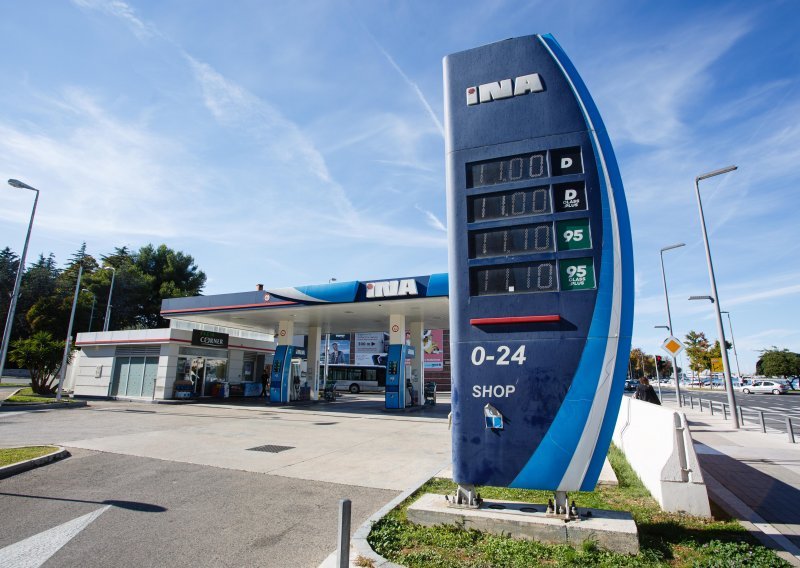 Nafta sve jeftinija, hoće li sutra na benzinskim crpkama pasti cijene goriva?