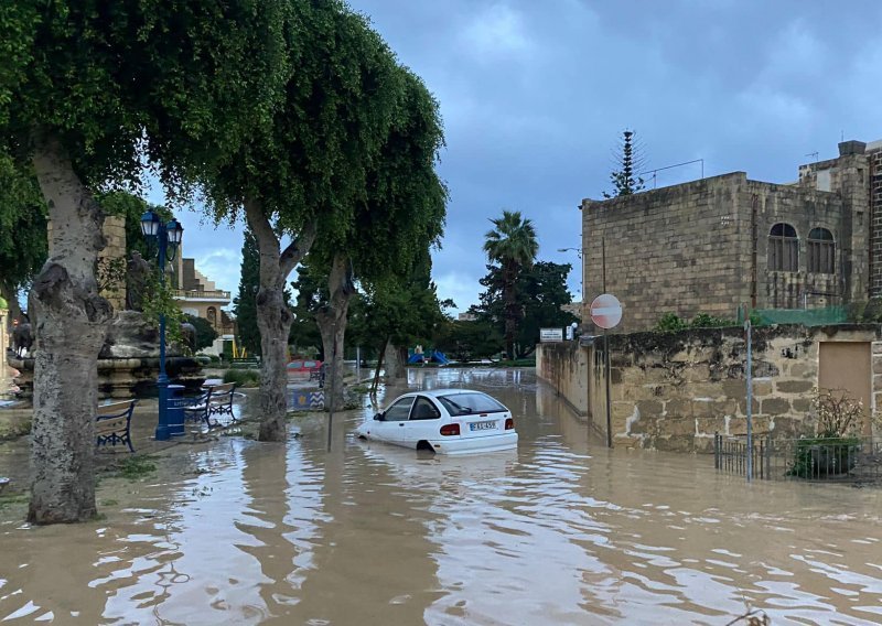 [VIDEO/FOTO] Maltu zahvatilo veliko olujno nevrijeme, otok je pod vodom! Svi se nadaju da izvanredna situacija neće utjecati na utakmicu Vatrenih