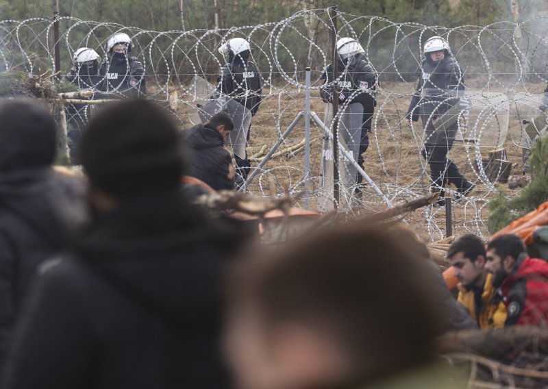 Novi pokušaj proboja ilegalnih migranata preko poljske granice, vlasti tvrde: Bacali su kamenje i pirotehnička sredstva te su koristili suzavac