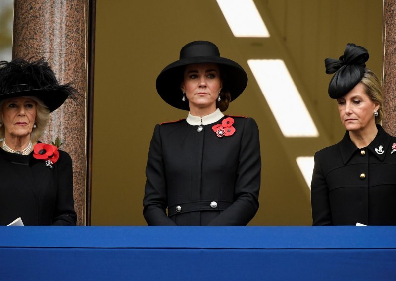 Novi zdravstveni problemi: Kraljica Elizabeta u zadnji tren otkazala dolazak na komemoraciju