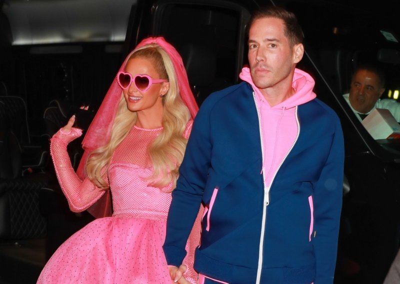 Poput Barbie: Paris Hilton odjenula najotkačeniju vjenčanicu koju smo dosad vidjeli