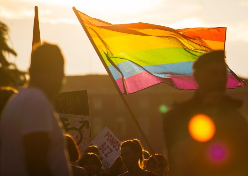 Muškarac u Splitu prepoznao pripadnika LGBT zajednice pa zaustavio automobil te počeo s pljuvanjem i vrijeđanjem; sad ima kaznenu prijavu za govor mržnje