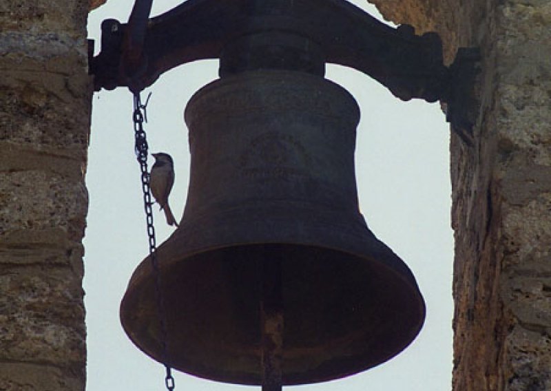 Dvonica 17-godišnjaka ukrali zvono s mrtvačnice