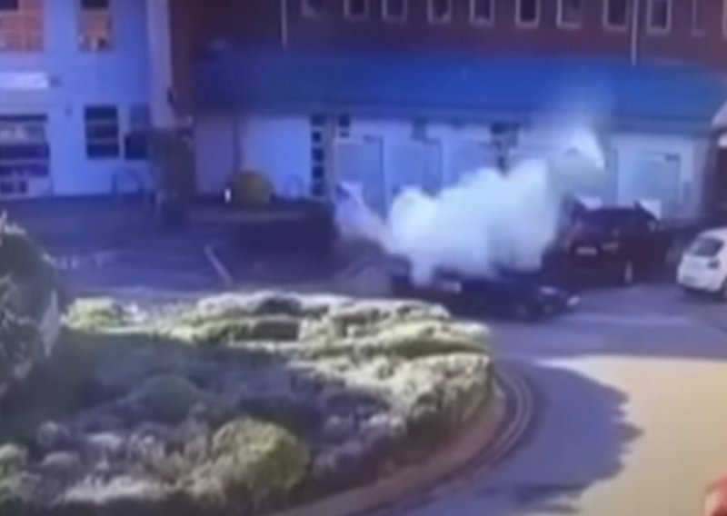 [VIDEO/FOTO] U Liverpoolu sigurnosne kamere zabilježile eksploziju taksija: Taksist je uspio preusmjeriti ono što je moglo biti užasna katastrofa u bolnici