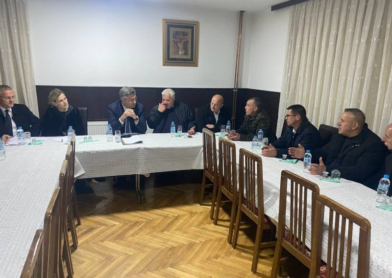 Plenković na Kosovu, sastao se s Kurtijem, obišao Janjevo, posjetio KFOR bazu
