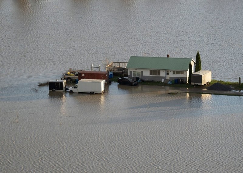 [FOTO] Velike poplave u Kanadi odnijele jedan život, dvije osobe nestale