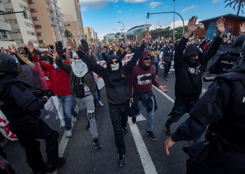 Sukob radnika i policije na ulicama španjolskog Cádiza