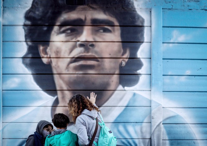 Prije godinu dana umro je Maradona. Kontroverzni detalji oko pravog uzroka smrti, njegova nasljedstva te obitelji koja je međusobno zaratila šokirali su mnoge, ali to nije sve