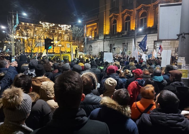 [FOTO/VIDEO] Tisuće ljudi na ulicama Beograda prosvjedovale protiv novih zakona i rudarske kompanije Rio Tinto: 'Srbija nije na prodaju i neće biti ničija kolonija!'