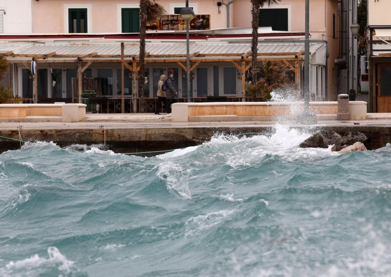 Stiže kiša: U Dalmaciji poslijepodne i navečer pljuskovi s grmljavinom, puhat će i olujno jugo