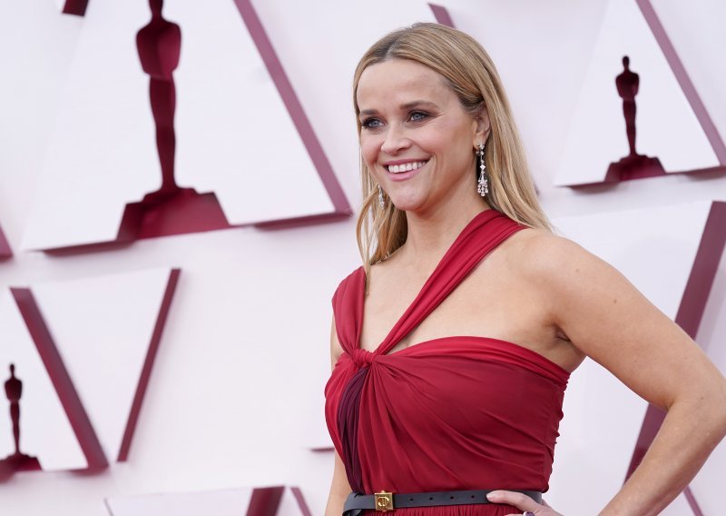 Nemojte još umiroviti svoje omiljene skinny traperice: Reese Witherspoon zna kako ih nositi ove zime