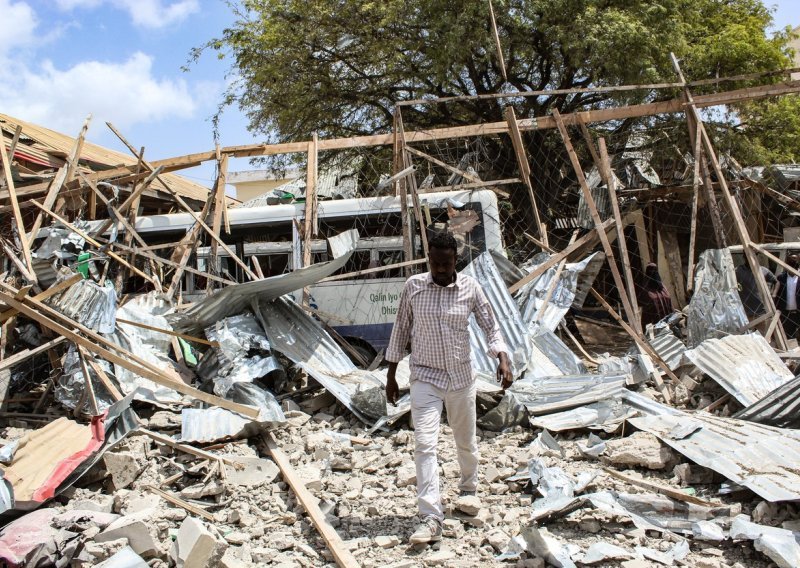 [FOTO] U islamističkom bombaškom napadu blizu škole u Somaliji ubijeno 8 i ranjeno 17 ljudi, odgovornost preuzeo Al Shabaab