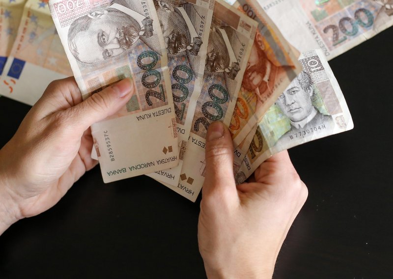 Prosječna plaća u Hrvatskoj znatno porasla u listopadu, medijalna plaća iznad 6000 kuna