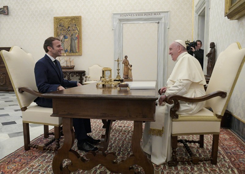 Raspoloženi Papa smijao se s Macronom na privatnoj audijenciji u Vatikanu: 'Još sam živ'