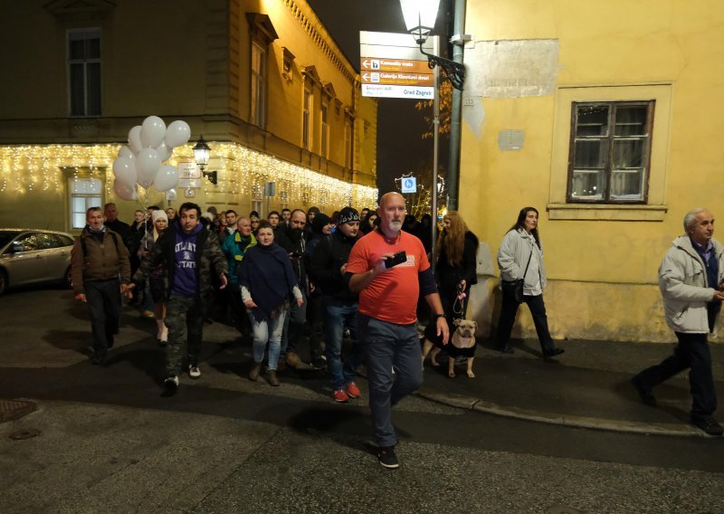 Prosvjednike protiv COVID potvrda na Radićevoj zaustavila interventna policija, ali su se ipak dokopali Markovog trga