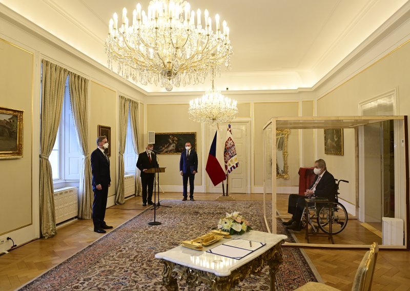 Češki predsjednik Zeman novog premijera Fialu imenovao sjedeći u plastičnom boksu