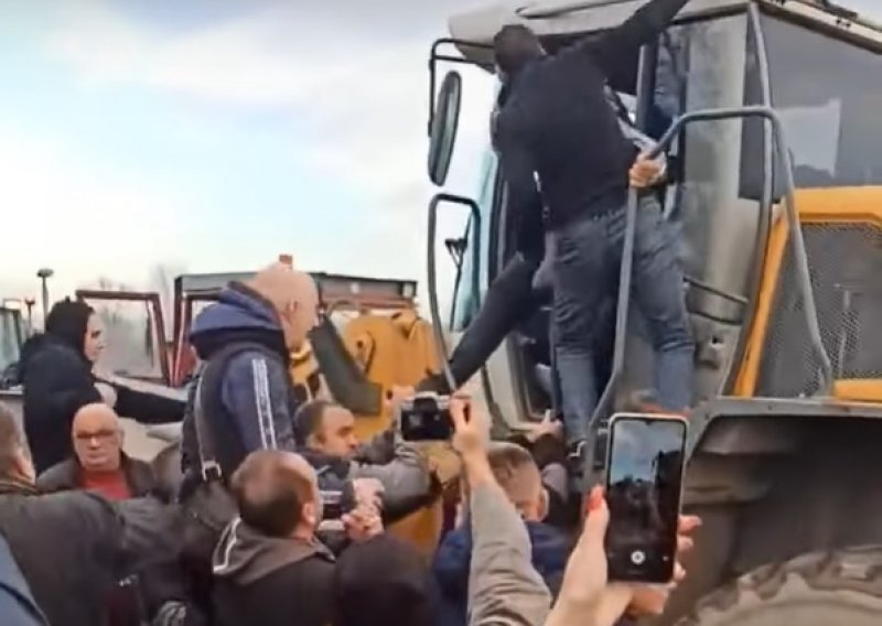 [VIDEO] Kaos u Srbiji: Zbog rudnika litija bagerom krenuli na prosvjednike, aktiviste napali i s letvama i čekićima