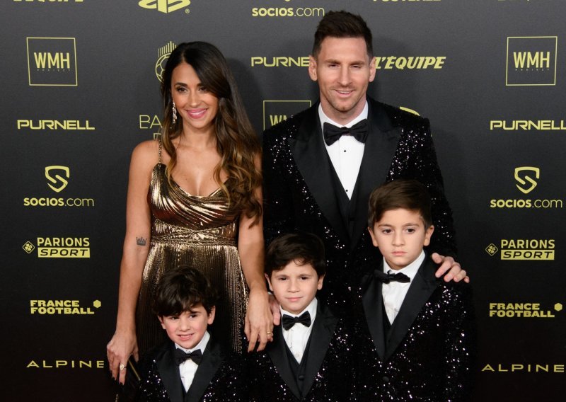 Lionel Messi osvojio je svoju sedmu Zlatnu loptu, no kraljica večeri ipak je bila njegova atraktivna supruga sa zanimljivom tetovažom