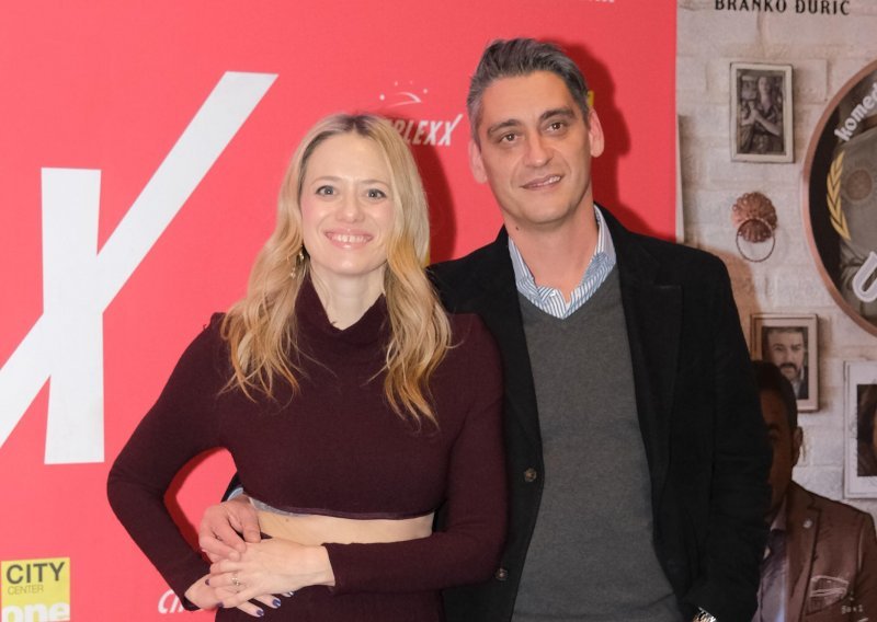 Brojni poznati stigli su na premijeru filma, no svu pažnju ukrali su oni: Zaljubljeni Jelena Veljača i Vito Turšić uživaju u zajedničkim trenucima