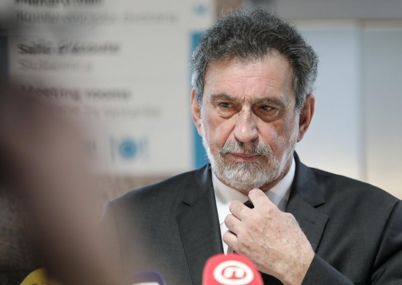 [FOTO] Ministar Fuchs o mogućim otkazima u školama: Ne bojimo se tužbi, situacija je čista