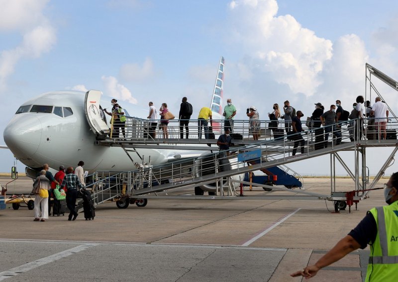 Koji sigurnosni propust: Muškarac s napunjenim pištoljem ušao u zrakoplov na Barbadosu za SAD