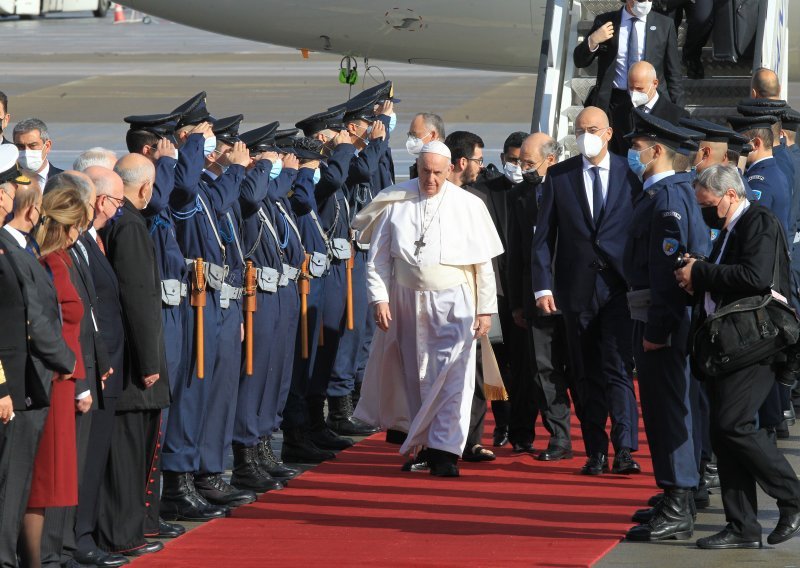 [FOTO] Papa Franjo stigao u Grčku: Europu razdire nacionalistički egoizam u vezi s migracijama