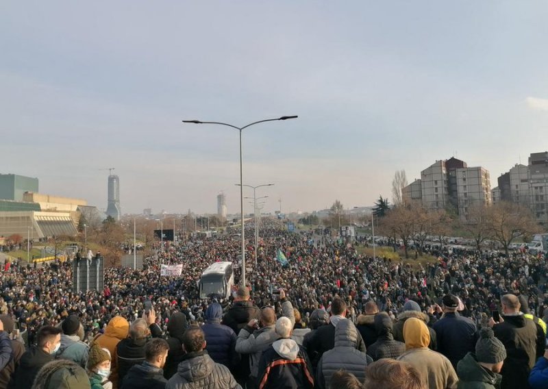 [FOTO/VIDEO] Tisuće ljudi na ulicama Srbije: Zbog iskopavanja litija blokirali najvažnije prometnice u gradovima, u Novom Sadu došlo do tučnjave