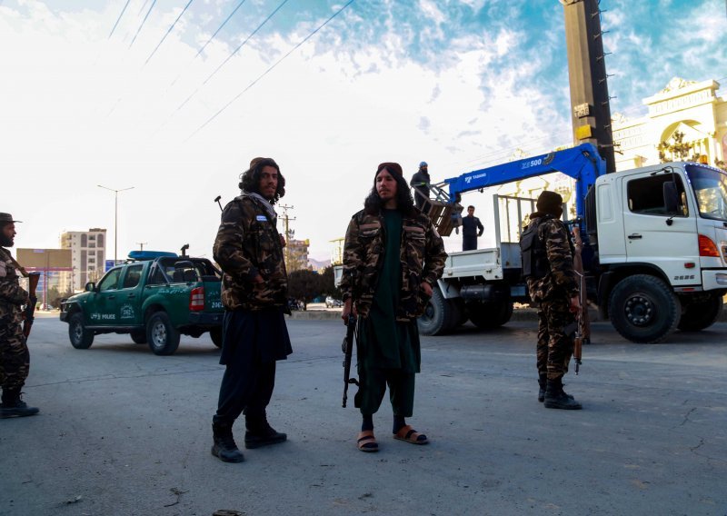 Talibani zabranili taksistima vožnju žena bez hidžaba