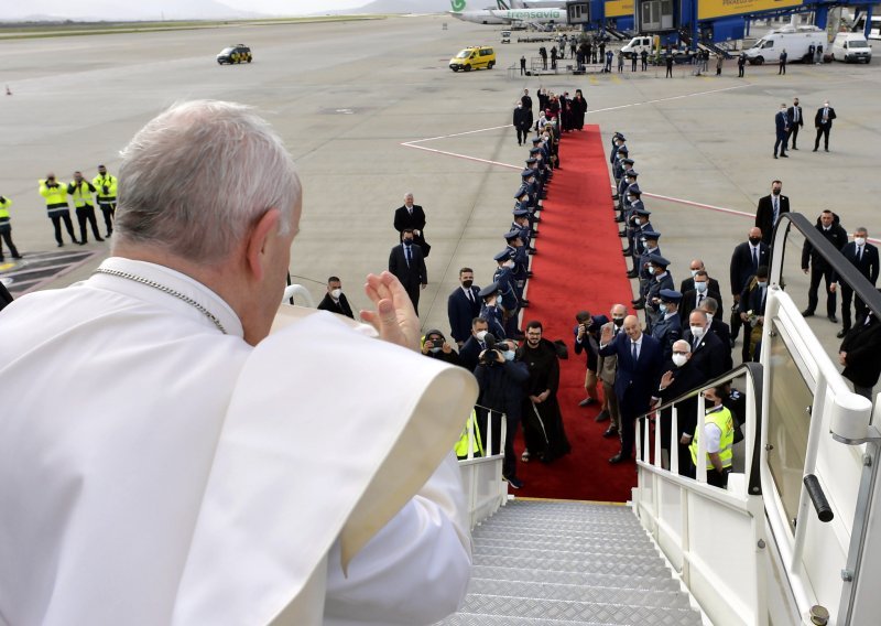 Papa Franjo završio posjet Grčkoj, otputovao u Rim