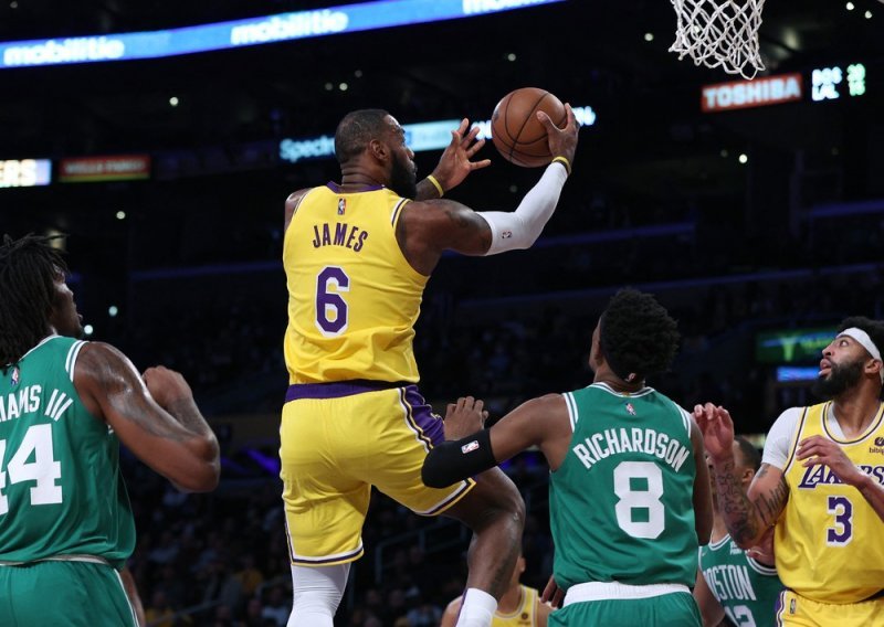 LeBron James u NBA klasiku dvije najveće momčadi u povijesti pokazao dominaciju kao u najboljim danima; ovakve Lakerse navijači žele